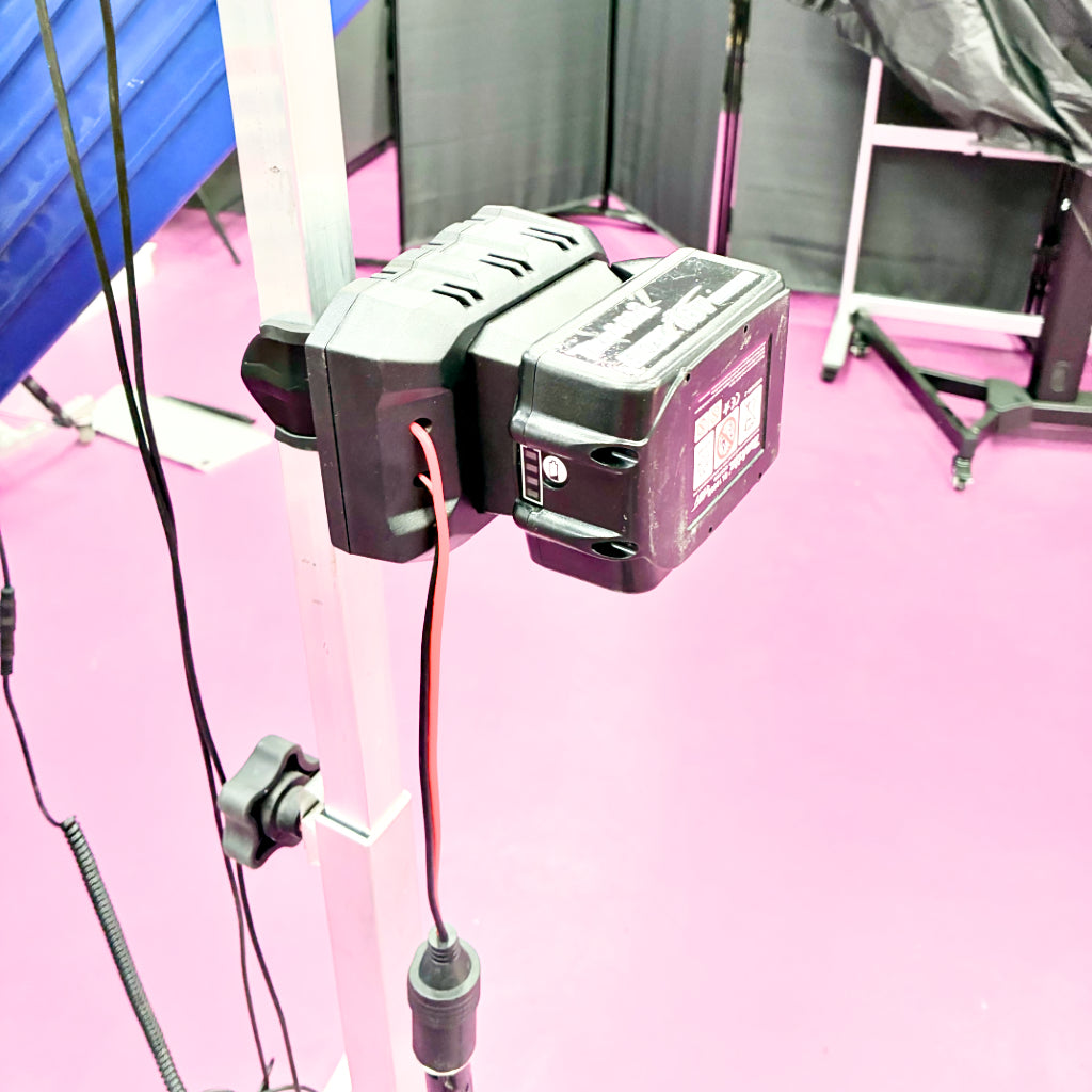 SOPORTE PARA BATERIA MAKITA EN LAMPARA DE PIÉ CON CABLE LARGO